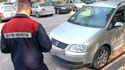 Redarja sta pisala kazni zaradi napačno parkiranih vozil (LEO CAHARIJA/PRIMORSKE NOVICE)
