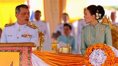 Tajski kralj Maha Vajiralongkorn na arhivskem posnetku z ženo, princeso Srirasmi (ANSA)