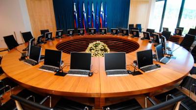 Nova ministrska ekipa bo, če bo potrjena v DZ-ju, kmalu zasedla te stole (UKOM)
