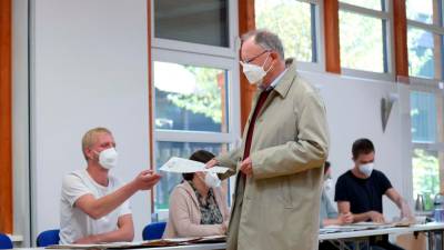 Uporaba zaščitnih mask na volilnih sedežih na Saškem (ANSA)