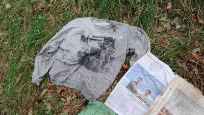 Ob truplu so policisti 12. oktobra našli tudi sivo majico in časopis (POLICIJA)