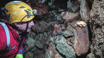 Jamar Andrej Peca je na dnu Pecove jame odkril človeške kosti (DOMEN MAHNE)