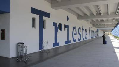 Na ronškem letališču je potnikov vse več, število zaposlenih pa ostaja enako