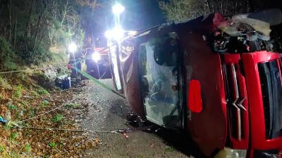 Prevrnjen avto na cesti med Škofi in Brjami pri Komnu so stabilizirali gasilci (ZGRS SEŽANA)