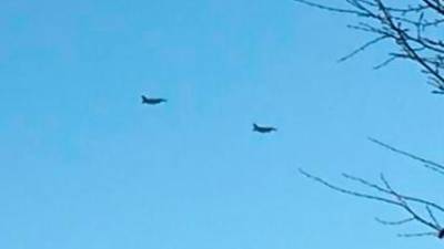 Vojaški letali danes na nebu v bližini ameriškega vojaškega oporišča v Avianu (DB)