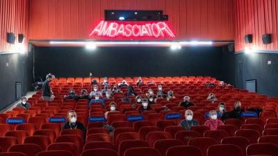 Gledalci v kinu Ambasciatori včeraj med Tržaškim filmskim festivalom (FOTODAMJ@N)