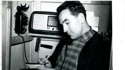 Edi Šelhaus v svojem Foto studiu Edi v Trstu, preden se je vrnil v Jugoslavijo, 7. maj 1955 (MUZEJ NOVEJŠE ZGODOVINE SLOVENIJE)