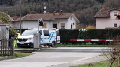 K zlomljeni zapornici so najprej prišli delavci slovenskih železnic, ki so poskrbeli za varen promet (IGOR MUŠIČ/PRIMORSKE NOVICE)