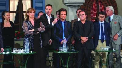 Evgen Ban leta 2004 v studiu televizije Antenna 3 z zvezdniki tistega časa (OSEBNI ARHIV)