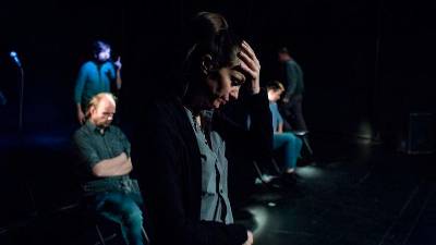 Bogat niz predstav niza Razseljeni\Spaesati bo sklenil projekt Slovenskega mladinskega gledališča in Maske Ljubljana z naslovom Šest, o znanem primeru šestih migrantov mladoletnikov, ki jih v dijaškem domu v Kranju niso hoteli sprejeti (MLADINSKO GLEDALIŠČE LJUBLJANA/MATEJ POVŠE)