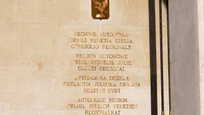 Štirijezični napis na pročelju palače deželnega sveta v Trstu (ARHIV)