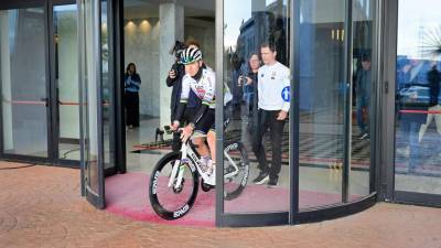 Tadej Pogačar na pripravah v Španiji (JOSE JORDAN / ANSA)