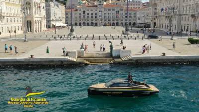 Hibridna ladjica pred tržaškim Velikim trgom