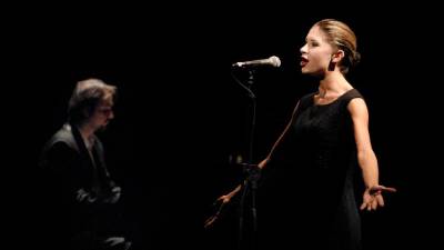 Vesna Pernarčič na gostovanju v SSG leta 2006 v nepozabni vlogi Edit Piaf (ARHIV)