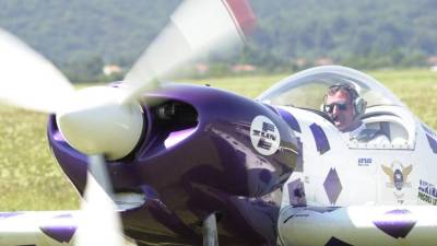 Letalo na goriškem letališču (BUMBACA)