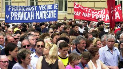 Shod na Trgu sv. Antona v Trstu v podporo zaščitnega zakona za Slovence v Italiji leta 2000 (ARHIV)