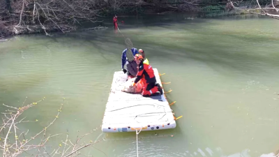 Gasilci in fantje iz komune z ovco na splavu (ZGRS SEŽANA)