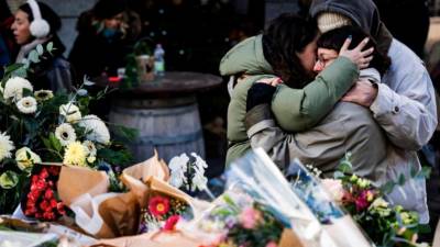 Žalovanje pred barom v Crans Montani, kjer je prišlo do tragedije (ANSA)