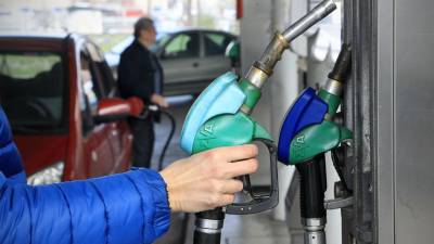 Regulirane cene naftnih derivatov se bodo v Sloveniji s torkom znižale