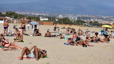 Ljudje na plaži v Catanii 30. oktobra (ANSA)