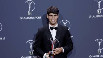 Tenisač Carlos Alcaraz z nagrado (ANSA)