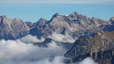 Skupina pohodnikov je sestopala s Škrlatice proti Aljaževemu domu v vratih, ko je prvi v vrsti zdrsnil v globino