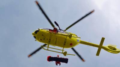 Jadralnega padalca so s helikopterjem prepeljali v videmsko bolnišnico (SORES)