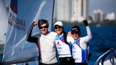 Trener Tomaž Čopi (prvi z leve), Veronika Macarol in Tina Mrak