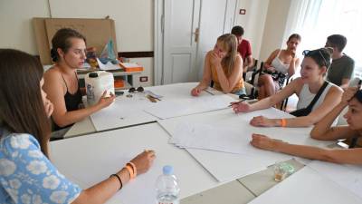 Udeleženci festivala so se na delavnici učili, kako se sestavi kartonasta scenografija