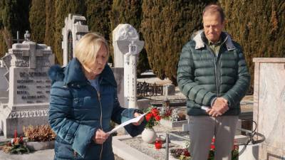 Marilka Koršič in Bernard Spazzapan pred grobom Bratuževih (BUMBACA)