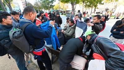 Prostovoljci Linea d'ombra z migranti na Trgu Libertà (FOTODAMJ@N)