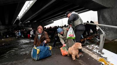 Beg ukrajinskega prebivalstva pred bombami (ANSA)