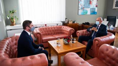 Predsednik vlade RS Janez Janša na srečanju z novogoriškim županom Klemnom Miklavičem (ROK RAKUN, KABINET PREDSEDNIKA VLADE)