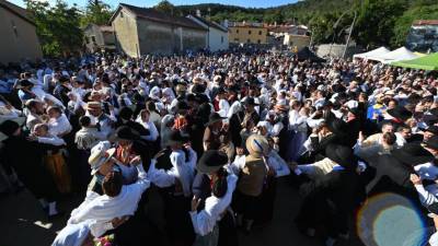 S kraškim parom je na Placu v Repnu zaplesalo na stotine narodnih noš