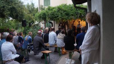 Večer Poezijazz je potekal na Kosovelovi domačiji v Tomaju