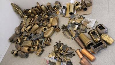 Tatova sta z grobov odnesla lanterne in druge okraske ter povzročila za 34.500 evrov škode