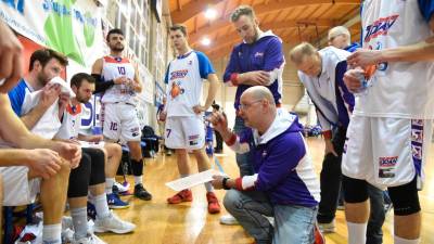 Košarkarji Jadrana Motomarine in trener Boban Popovič med minuto odmora (FOTODAMJ@N)