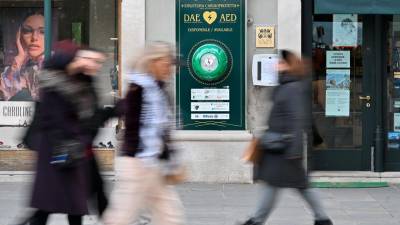 Med predlaganimi projekti je tudi postavitev defibrilatorjev po občinskem območju (ARHIV)