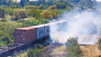 Ker je zagorelo na skoraj ravnem delu proge, poznavalci domnevajo, da je ogenj zanetila pokvarjena zavora pod enim od vagonov (TOMAŽ PRIMOŽIČ/FPA/PRIMORSKE NOVICE)
