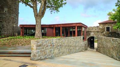 Na goriškem gradu so obnovili del obzidja, uredili ploščad, pešpoti in zelenice ter zgradili paviljon