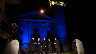 Spominski večer pred cerkvijo je uvedel oktet Vrtnica iz Nove Gorice (BUMBACA)