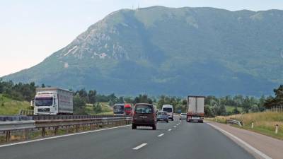Povečan promet na slovenskih avtocestah je zaradi praznikov in šolskih počitnic pričakovati od 24. aprila do 5. maja