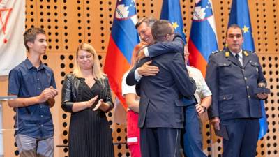 Predsednik republike Borut Pahor je na Brdu pri Kranju v znak hvaležnosti sprejel gasilce, prostovoljce in druge sodelujoče pri gašenju julijskih požarov na Krasu, največjih v zgodovini Slovenije (BOR SLANA/STA/URPS)