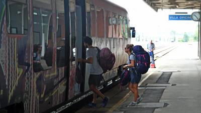 Potniki med vkrcanjem na vlak na Opčinah. Danes povezujeta Trst s Slovenijo le dva para vlakov