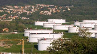 Naftni rezervoarji družbe SIOT na arhivskem posnetku