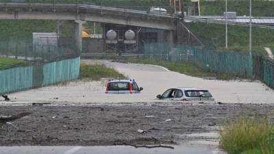 Avtomobili gazijo po vodi v Bregu (FOTODAMJ@N)