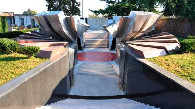 Spomenik v nekdanjem fašističnem taborišču Gonars (ARHIV)