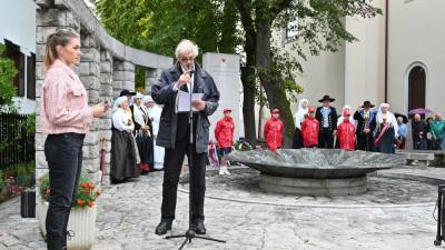Pri spomeniku NOB v Bazovici, levo Sanja Žagar, ki je vodila proslavo, z mikrofonom v roki pa Karlo Ražem (FOTODAMJ@N)