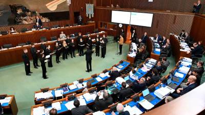 Mladinski pevski zbor Emil Komel pod vodstvom Mirka Ferlana v dvorani deželnega sveta FJK (ACON)