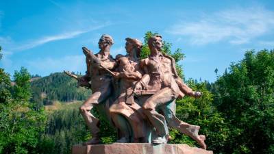 Spomenik pri Peršmanu je nekoč stal v Velikovcu, dokler ga niso neznanci razstrelili